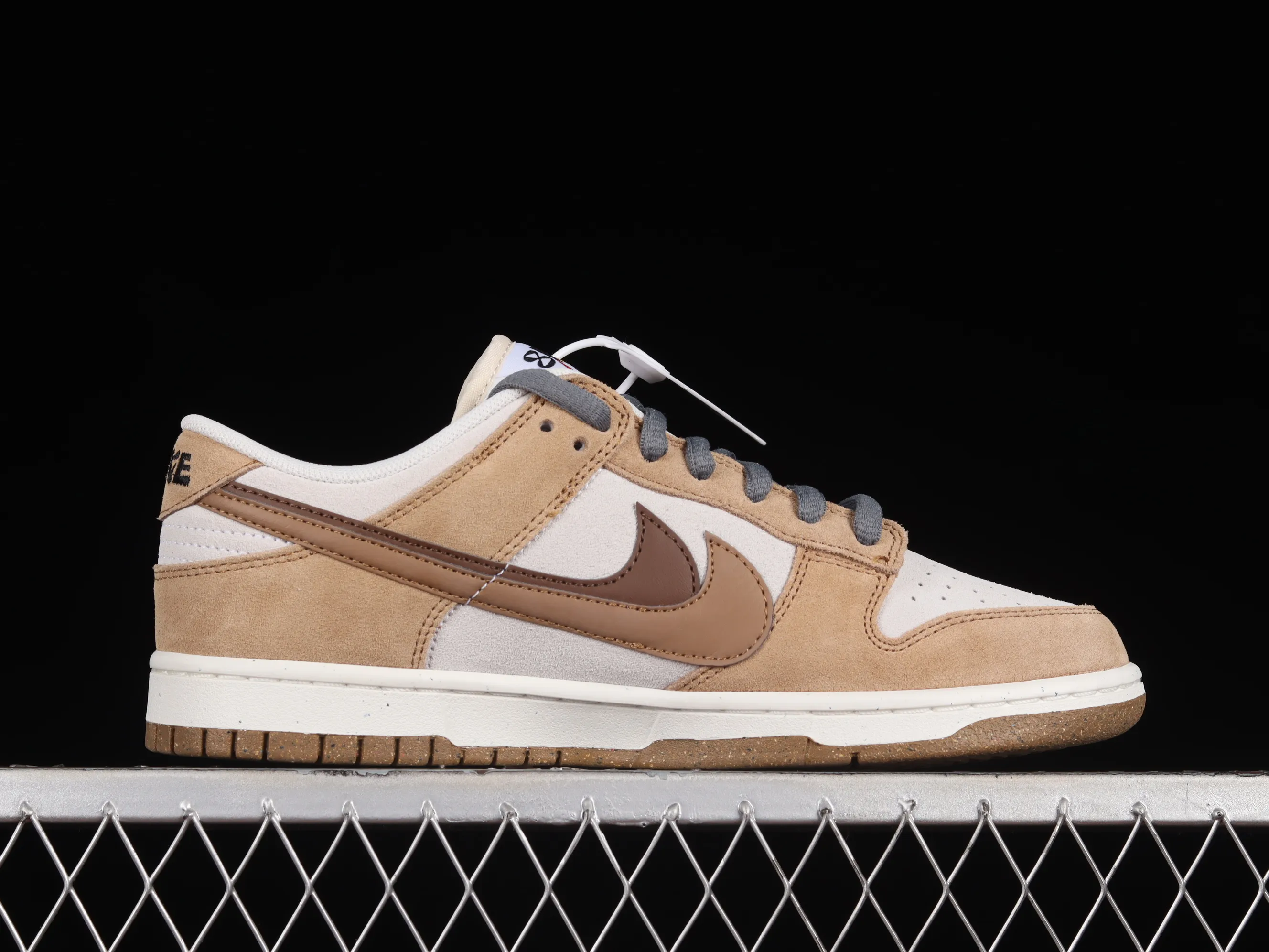 All Categories Nk SB Dunk Series Nk SB Dunk Low Low-top sneakers Nk SB Dunk Low "85" Khaki brown double hook SB low-top sports and leisure sneakers DO9457-115